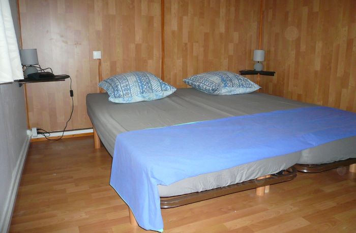 meublé de tourisme Studio Rouge à Vauvert mezzanine chambre 1