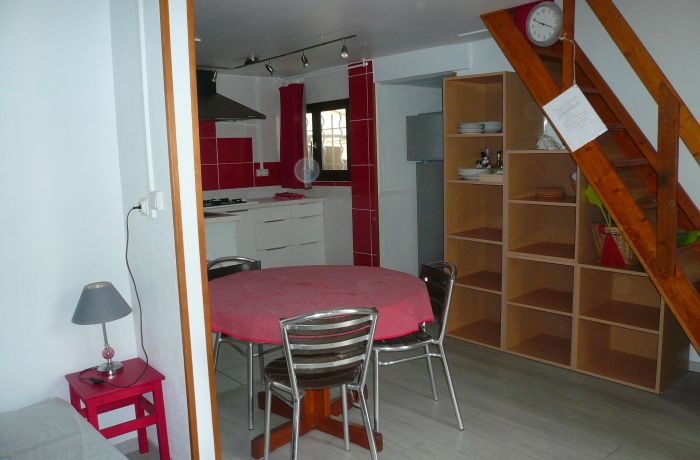 meublé de tourisme Studio Rouge à Vauvert coin salon salle à manger