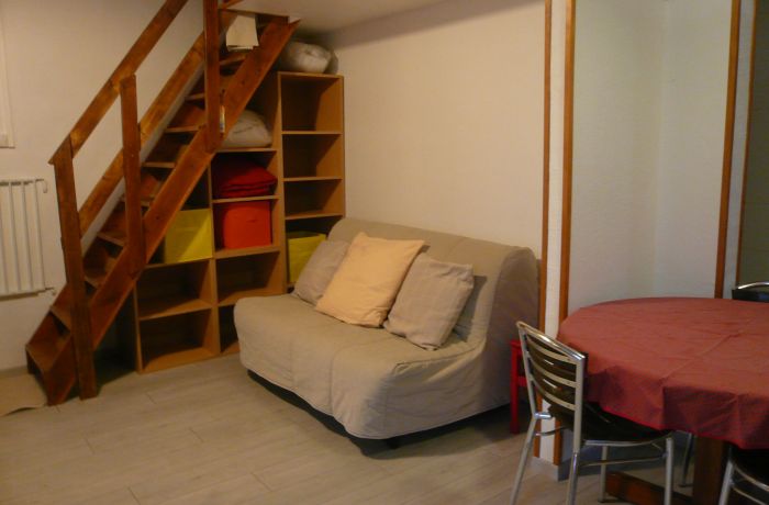 meublé de tourisme Studio Rouge à Vauvert coin salon salle à manger