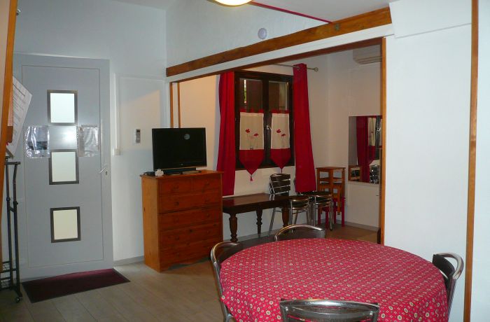 meublé de tourisme Studio Rouge à Vauvert coin salon salle à manger