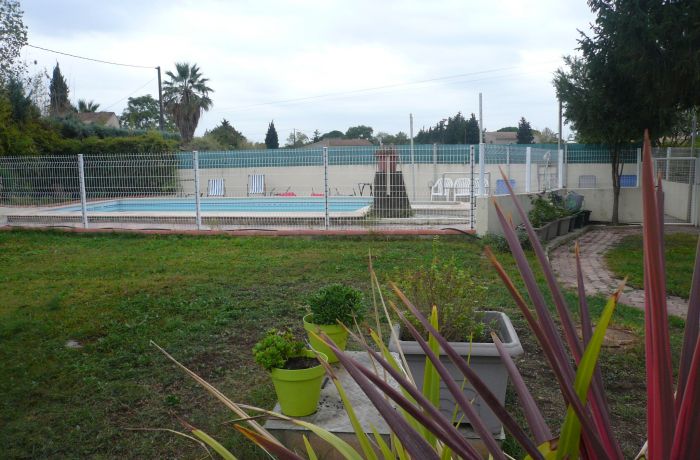meublé de tourisme Studio Rouge à Vauvert extérieur piscine