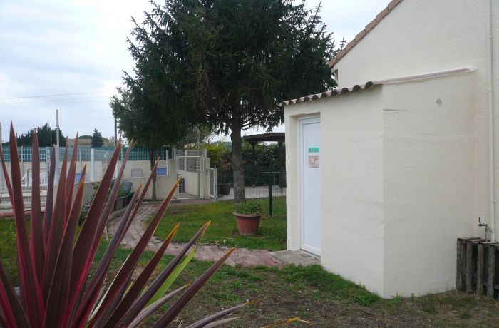 meublé de tourisme Studio Rouge à Vauvert extérieur local piscine