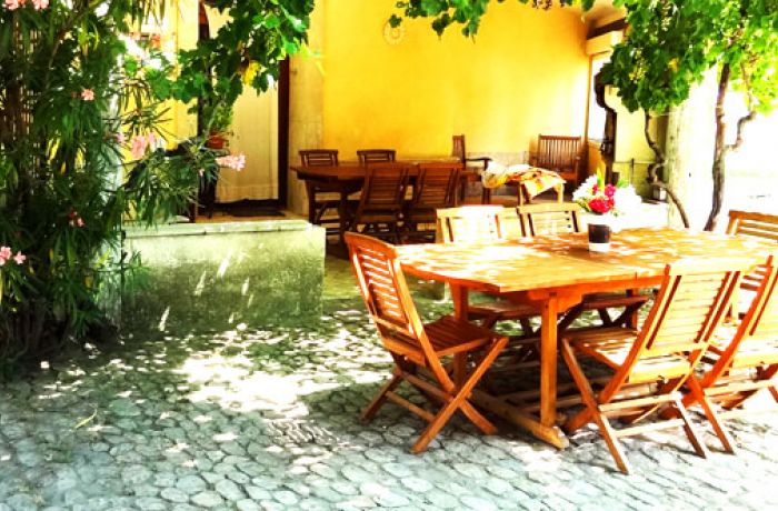 meublé les pierrades à Montcalm extérieur cour