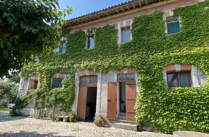 Les pierrades en Camague meublé Montcalm façade