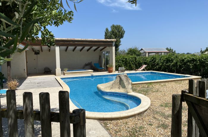 Les pierrades en Camague meublé Montcalm piscine