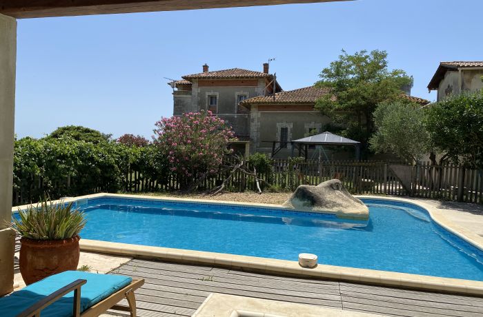 Les pierrades en Camague meublé Montcalm piscine