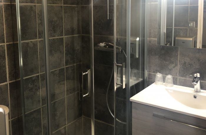 hotel le lys d'or Vauvert salle d'eau