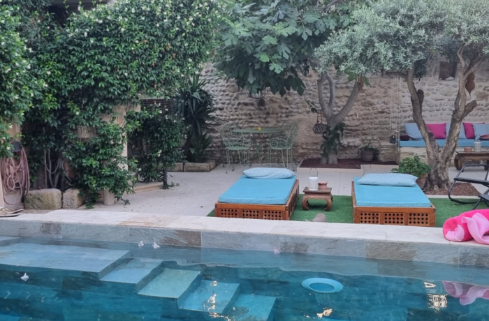 location chambres la maison de la porte saint louis Vauvert espace piscine