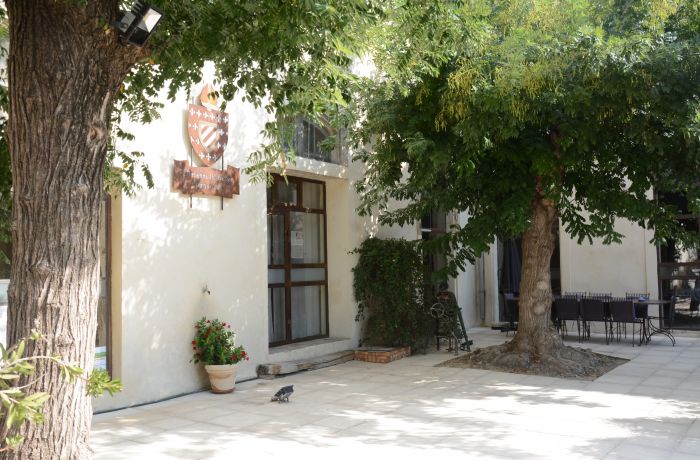location ancienne abbaye de franquevaux gite le camargue